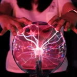 Lampe plasma XXL de 30 cm, idéale pour la décoration scientifique et moderne. Créez une ambiance unique avec ses éclairs lumineux et son effet visuel captivant.