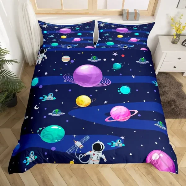 Colorful space-themed bedding set featuring planets, rockets, and astronauts on a dark blue background, perfect for science lovers and space enthusiasts.
