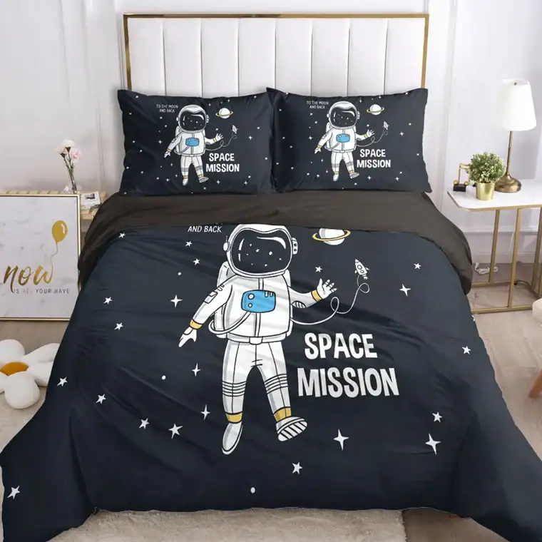 Space Mission Bed Set with Astronaut Design and Starry Sky Theme Astronaut-themed bed set featuring a large astronaut illustration on the duvet cover and matching pillowcases, set against a starry night sky background.