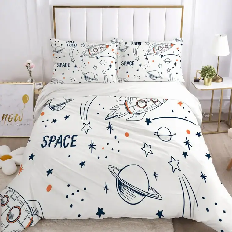 Space-themed Bed Linen Set with Rocket and Planet Prints Space-themed bed linen set featuring rockets, planets, and stars, perfect for children's bedrooms and space enthusiasts. Made from soft, comfortable fabric for a cozy sleep experience.