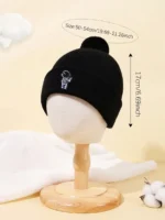 Black knit beanie hat displayed on a mannequin head, measuring 17 cm in height, suitable for children and adults, perfect for cold weather.