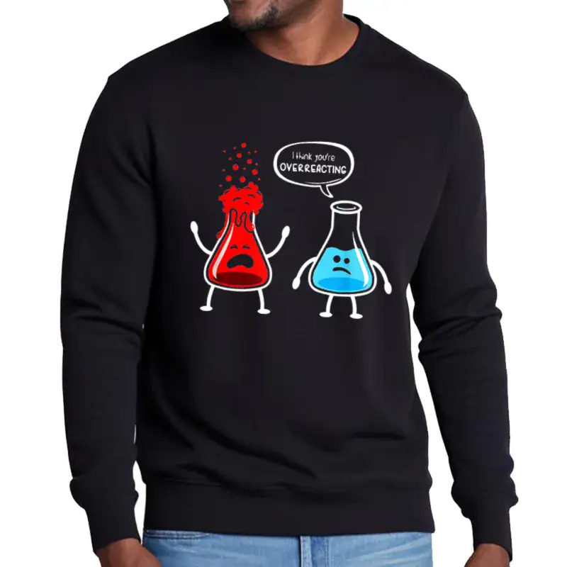 Soutien scientifique humoristique pour la chimie Sweatshirt noir avec illustration de deux fioles de chimie anthropomorphisées, l'une en colère et l'autre en train de rire, avec le texte "Thank you’re OVERREACTING".