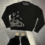 Pull tricot avec motif planète et débris spatiaux, inspiré de l'univers cosmique. Parfait pour les amateurs de science et d'astronomie, alliant style et passion pour l'espace.