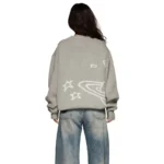 Veste grise oversize avec motifs étoiles et galaxie en blanc, style décontracté, vue de dos.
