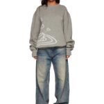 Casual gray sweater with abstract white pattern, oversized fit, paired with relaxed blue jeans, suitable for everyday wear and casual outings.