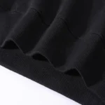 Détail d'un tissu noir avec motif ADN, parfait pour une décoration inspirée de la science et de la génétique.