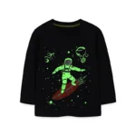 Sweat-shirt noir avec illustration d'un enfant en combinaison spatiale sur une planche de surf dans l'espace, entouré de planètes, étoiles et météores.