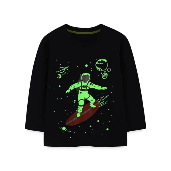 Sweat-shirt noir avec illustration d'un enfant en combinaison spatiale sur une planche de surf dans l'espace, entouré de planètes, étoiles et météores.