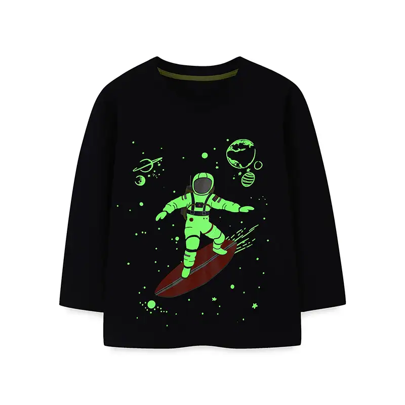 Explorateur spatial enfant Sweat-shirt noir avec illustration d'un enfant en combinaison spatiale sur une planche de surf dans l'espace, entouré de planètes, étoiles et météores.