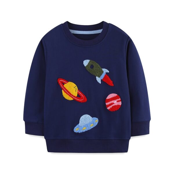 Sweat-shirt pour enfant avec broderies de planètes et fusée, thème spatial, en tissu bleu marine, idéal pour la décoration de chambre ou pour un look ludique.