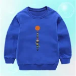 Sweat-shirt bleu pour enfant avec motif planétaire représentant le Soleil et les planètes du système solaire.