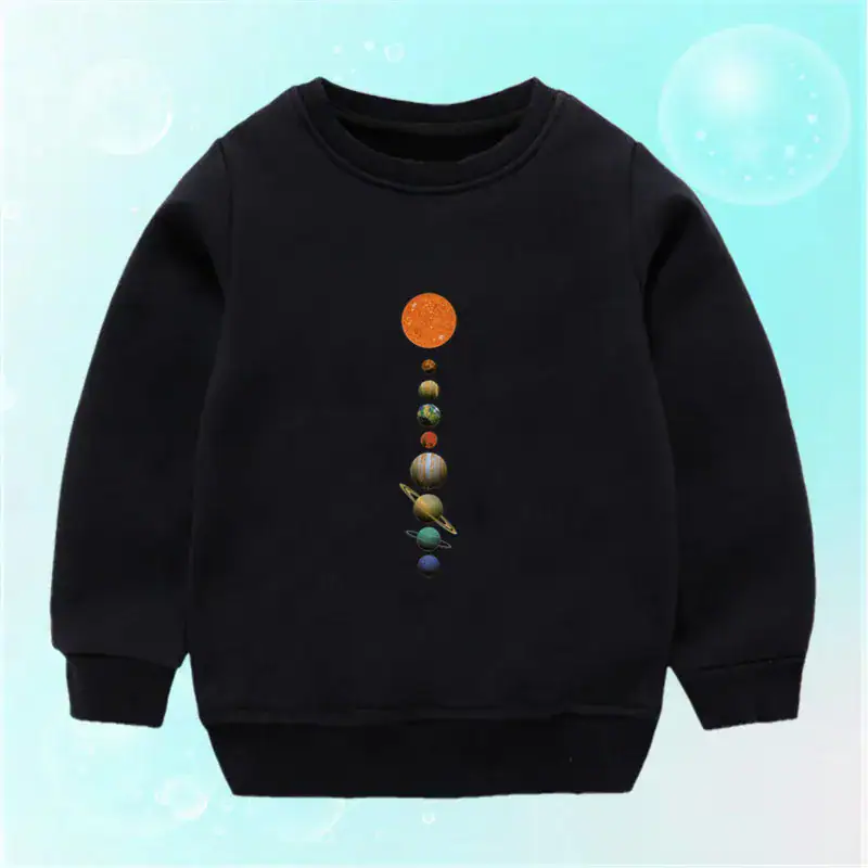 Vêtement enfant avec motif planètes du système solaire Vêtement pour enfant noir avec motif de planètes du système solaire alignées verticalement, représentant différentes planètes de notre galaxie, idéal pour les amateurs d'astronomie et de sciences.