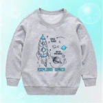 Sweat-shirt gris pour enfants avec illustration de fusée et planètes, idéal pour les amateurs d'espace et de science.