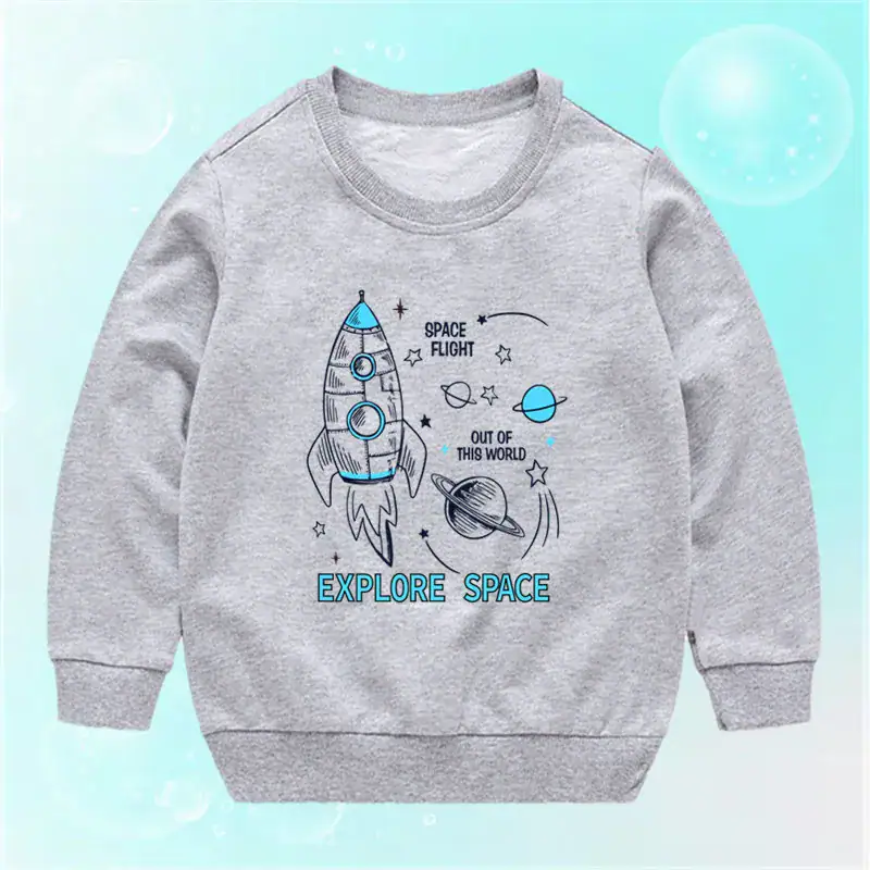 Exploration spatiale pour enfants Sweat-shirt gris pour enfants avec illustration de fusée et planètes, idéal pour les amateurs d'espace et de science.