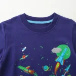 Vêtement pour enfant avec design spatial, fusées, planètes et étoiles, parfait pour les amateurs d'astronomie et de science.