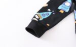 Vêtement pour enfant avec motif espace, fusées et astronautes, idéal pour un pull ou une veste dans un univers spatial.