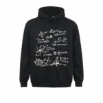 Sweat à capuche noir avec équations mathématiques blanches, parfait pour les amateurs de sciences et mathématiques, alliant style et passion pour la science.