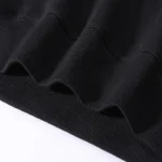 Détail d'une manche de sweat-shirt noir avec finition côtelée, parfait pour un style décontracté et scientifique.