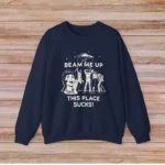 Sweatshirt bleu marine avec design scientifique, illustration de femme et animaux, texte humoristique "Beam me up, this place sucks" pour les amateurs de science et de style décalé.
