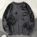 Pull en laine gris foncé avec motifs d'étoiles et spirales noirs, inspiré de l'univers et de la science.