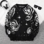 Pull galaxie noir avec motifs spirales et étoiles, parfait pour une décoration inspirée de l'univers et de la science.