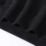 Détail d'une manche de sweat-shirt noir avec finition côtelée, illustrant le thème "c'est mon ADN" pour une décoration scientifique.