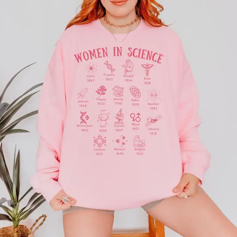 Scientifiques femmes | Sweatshirt rose à motifs scientifiques Sweatshirt rose avec motifs de femmes en science, illustrant l'engagement et la contribution des femmes dans le domaine scientifique. Parfait pour une tenue décontractée et engagée.
