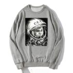 Veste sweat grise avec une impression en noir et blanc du cosmonaute soviétique Yuri Gagarin, premier homme dans l'espace, portant son casque spatial.