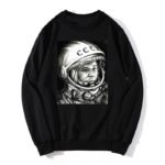 Vêtement noir avec image en noir et blanc de Yuri Gagarin, premier homme dans l'espace, portant une combinaison spatiale et un casque.