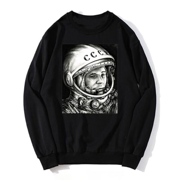 Vêtement noir avec image en noir et blanc de Yuri Gagarin, premier homme dans l'espace, portant une combinaison spatiale et un casque.