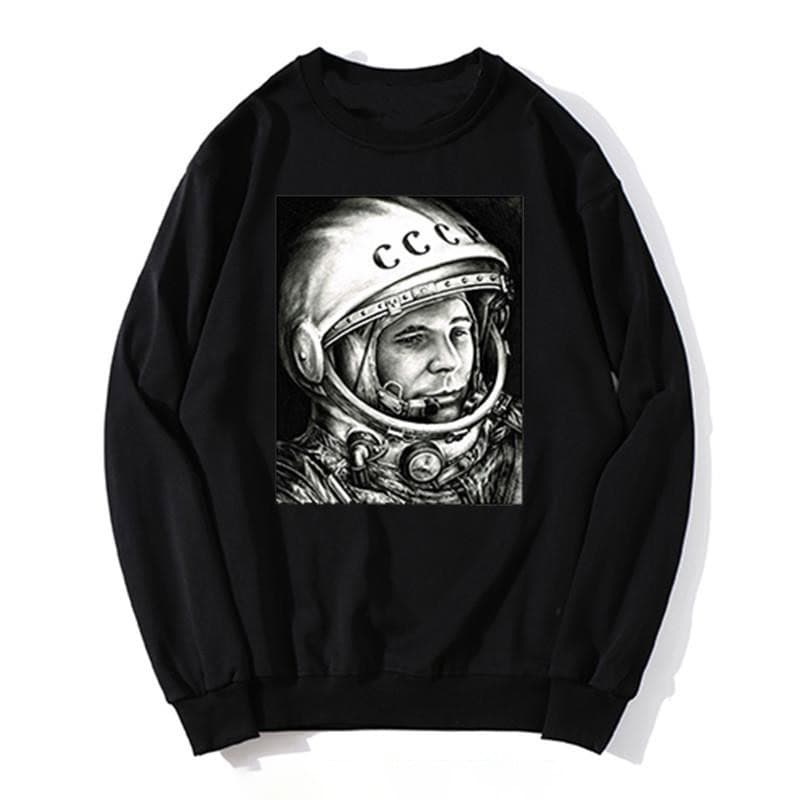 Vêtement avec portrait de Yuri Gagarin Vêtement noir avec image en noir et blanc de Yuri Gagarin, premier homme dans l'espace, portant une combinaison spatiale et un casque.